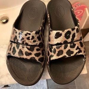 Women Oofas sandals